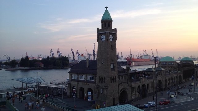 Hamburg im Zeitraffer. Abendstimmung/Landungsbrücken