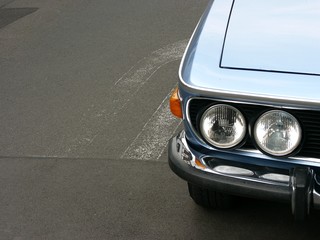 Deutscher Sportwagen und Coupé Klassiker der Siebziger Jahre mit Doppelscheinwerfer in Blau Metallic beim Oldtimertreffen Golden Oldies in Wettenberg Krofdorf-Gleiberg bei Gießen in Hessen