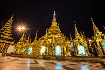 Naklejka premium Shwedagon Pagoda at dusk (Yangon, Myanmar) 