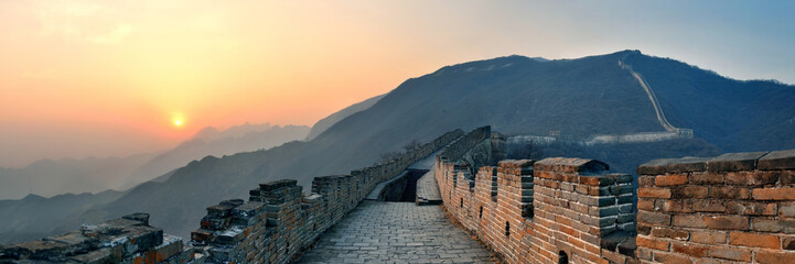Zonsondergangpanorama van de Grote Muur