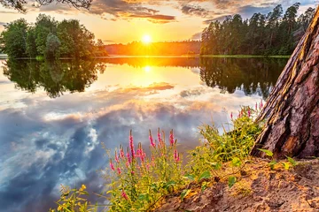 Tuinposter Prachtige zonsondergang over het meer © sborisov