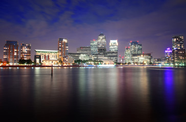 Fototapeta na wymiar London Canary Wharf at night