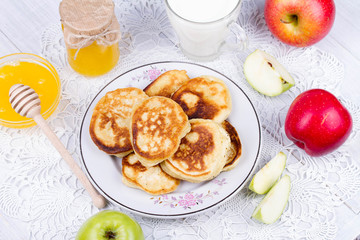Apple pancakes with milk and honey