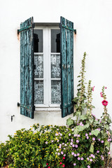Fototapeta na wymiar fenêtre mur façade maison campagne