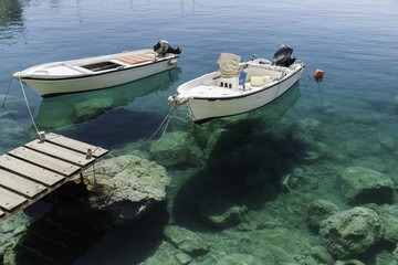 Barchette ormeggiate nel porticciolo di un piccolo borgo abitato nell'isola di Creta