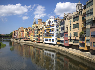 Fototapeta na wymiar view of river and picturesque houses in Girona. Catalonia