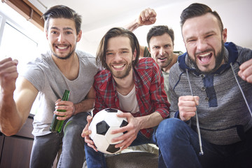 Group of best friends spending time in front of TV - obrazy, fototapety, plakaty