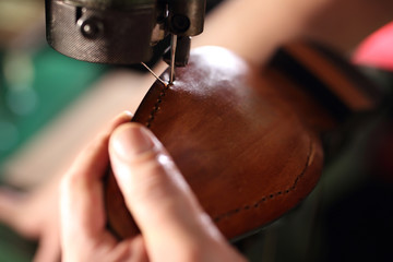 Eleganckie buty ręcznie szyte w pracowni szewskiej