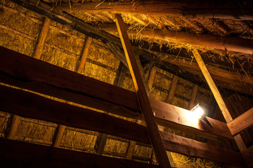 Strohdach mit Lampe