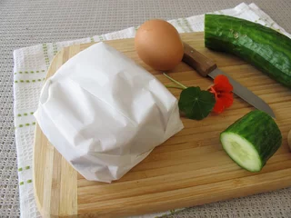 Keuken spatwand met foto Gurken Sandwich im Butterbrotpapier © Heike Rau