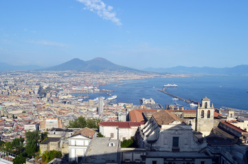 Fototapeta na wymiar Panorama di Napoli e Vesuvio dall'alto