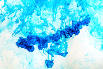 Abstract blue dye in water demonstrating fluid dynamics - obrazy, fototapety, plakaty