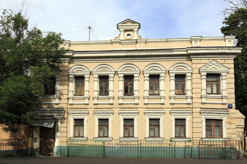 Fototapeta na wymiar The two-storey 19th-century building on Bolshaya Tatarskaya street. Moscow, Russia