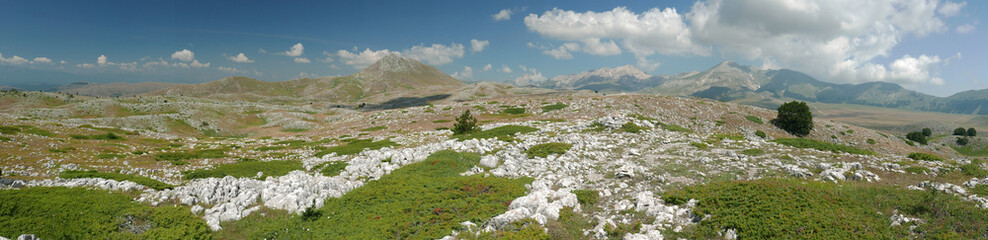 Fototapeta na wymiar panoramic view of Campo Imperatore plateau in Abruzzo, central I