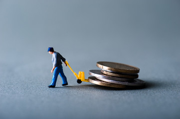 お金を運搬するミニチュア