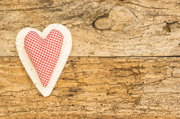 Liebe Herz Rustikal Rot auf Holz Hintergrund