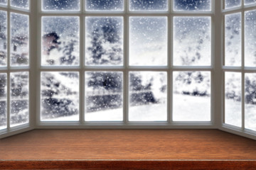 Fototapeta na wymiar wooden window and winter 