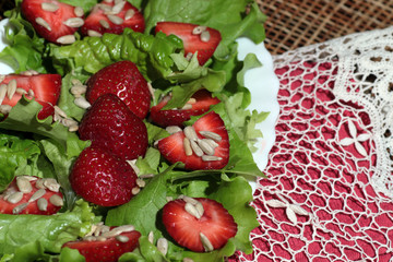 Strawberry salad leaves nuts