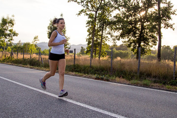 Bella ragazza che corre