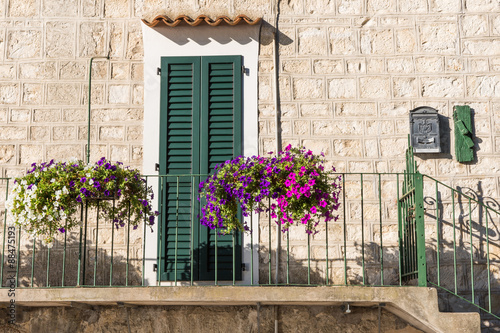 Terrazza con vasi di fiori