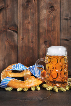 Bayerische Oktoberfestbreze mit Bier
