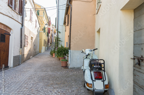 Vespa nel vicolo italiano