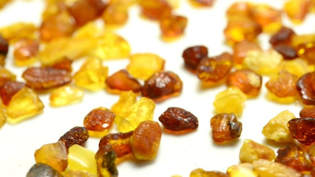 Bernsteine auf einem Drehteller