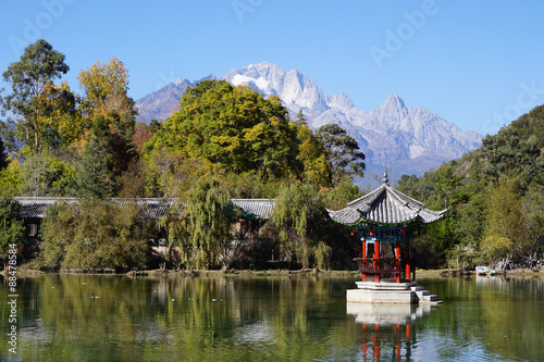 Deyue Pavilion, Black Dragon Pool Park, Lijiang, Yunnan Province, China скачать