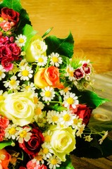 Bunter Blumenstrauß vor hölzernem Hintergrund, sepia