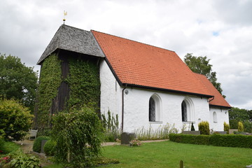 Fototapeta na wymiar Romanische Kirche in Brodersby