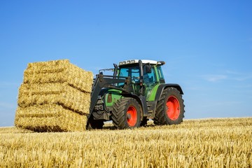 Strohernte - Einsammeln von gestapelten Großballen  © Countrypixel