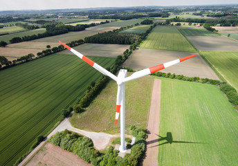 Luftbild mit Windrad von oben und Hintergrundlandschaft