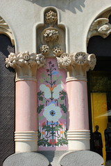 Fototapeta premium Säulen mit Blumendekor im Stile des Modernismo in Barcelona