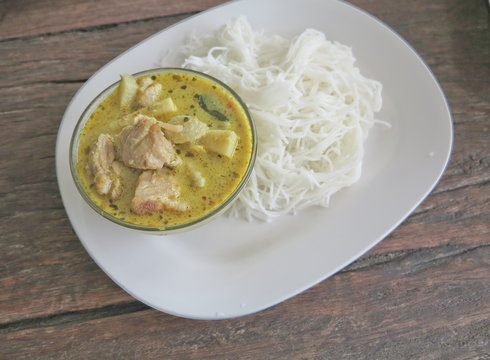 Traditional Thai cuisine, rice vermicelli eaten with green curry