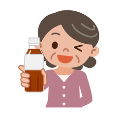 お茶のペットボトルを持ったシニア女性