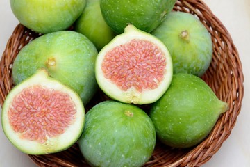 Fichi dentro un cestino di vimini