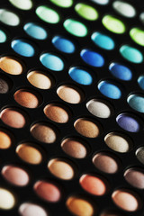 Palette de couleurs maquillage fards à paupières sur fond noir