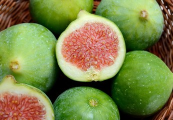 Fichi dentro un cestino di vimini