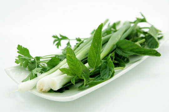 yeşil soğanlı salata