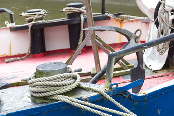 Schiff im Hafen festgemacht