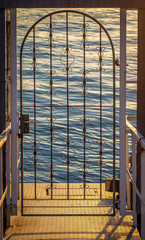 Tür am Ende eines Bootsanlegers bei Mainz am Rhein im Sonnenaufgang