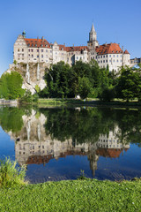Fototapeta na wymiar Wasserspiegelung des Hohenzollernschlosses in Sigmaringen an der Donau