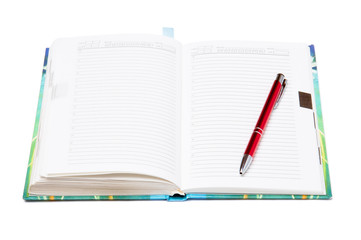 Раскрытый ежедневник с ручкой на белом фоне