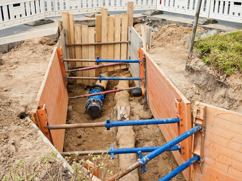 Verbauplatten sichern Verlegearbeiten f&uuml;r neue Gasrohre