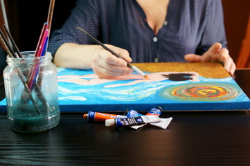 Artista mentre dipinge un tela 