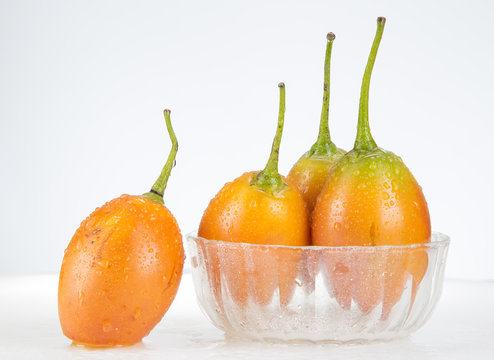 Deliciosa fruta tamarillo o tomate de &aacute;rbol