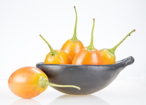 Deliciosa fruta tamarillo o tomate de &aacute;rbol