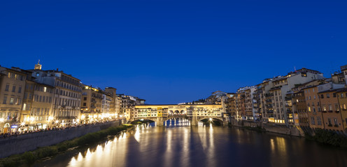 Fototapeta premium Firenze al tramonto con le sue luci ed i suoi riflessi