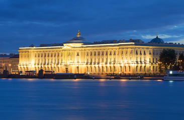 Fototapeta na wymiar Академия художеств белой ночью. Санкт-Петербург