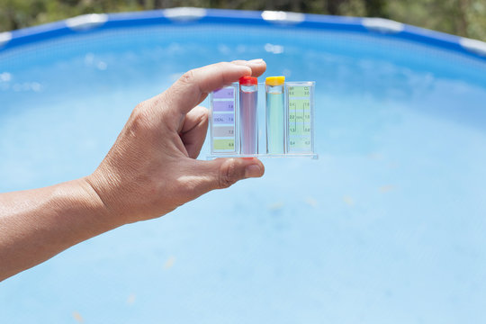 La medici&oacute;n de cloro y PH de una piscina